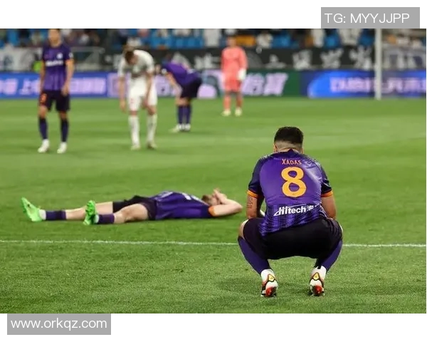 足球明星黄牌后倒地瞬间回顾引发热议球迷热情高涨