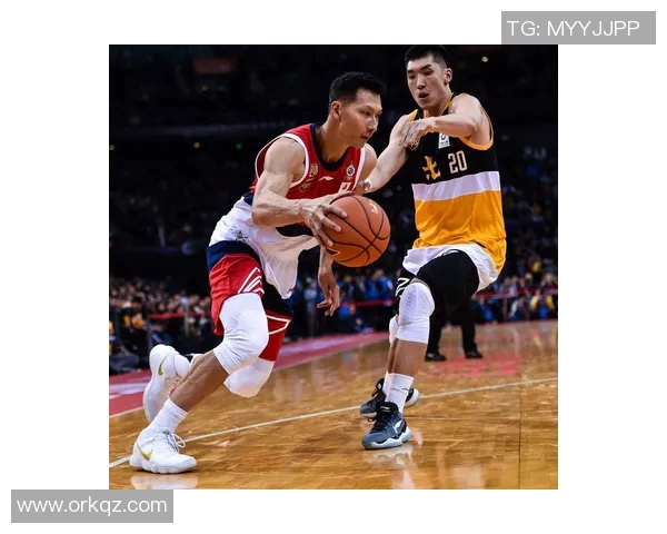 与篮球明星同场竞技的精彩瞬间尽在这组打球图片中